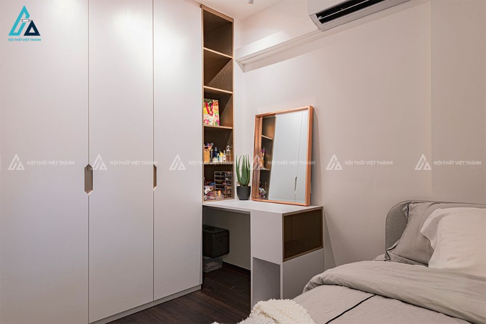 Đặt bàn trang điểm sát tường giúp tiện nghi