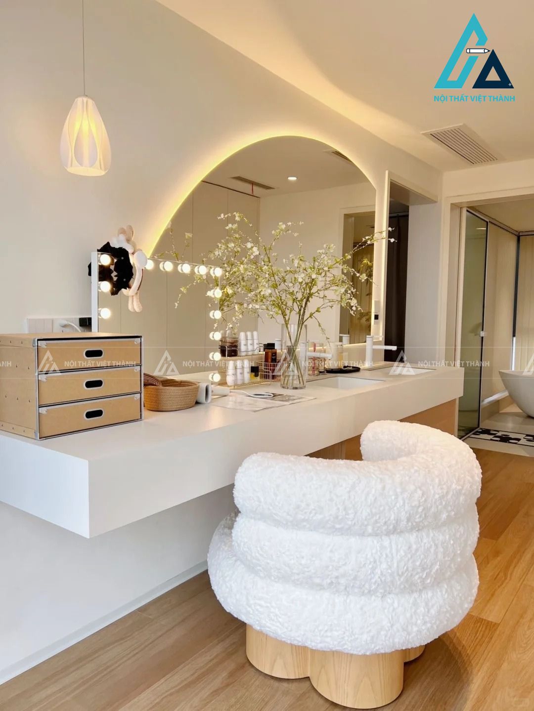 Đặt bàn trang điểm đối diện giường ngủ 