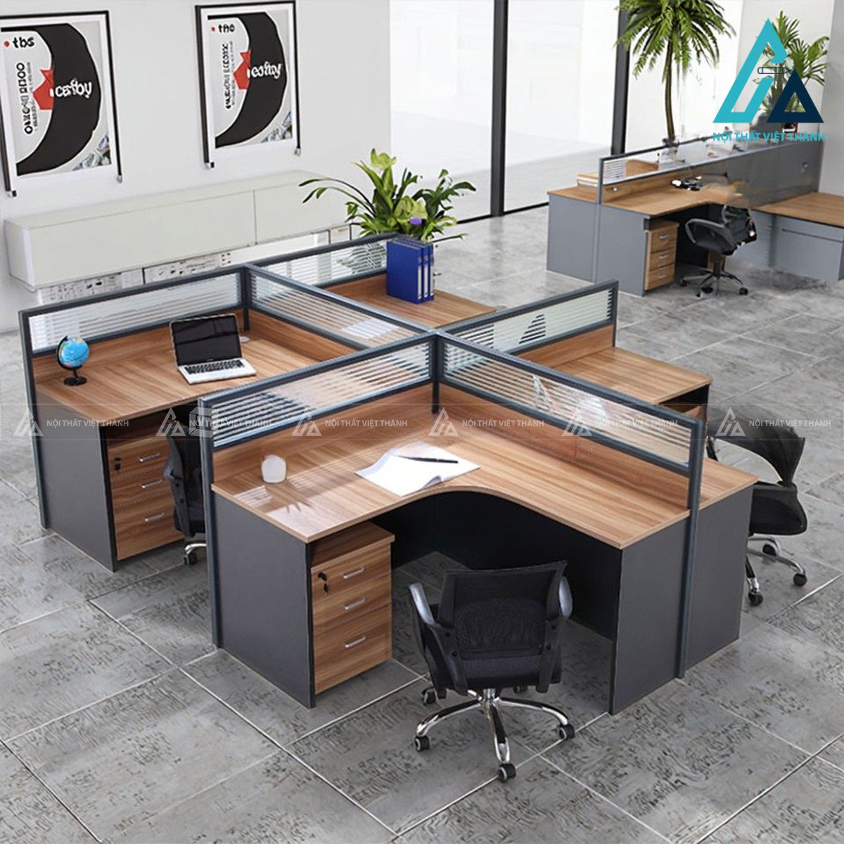 Bàn làm việc cụm nhiều chỗ vách ngăn gỗ công nghiệp cho văn phòng hiện đại 1