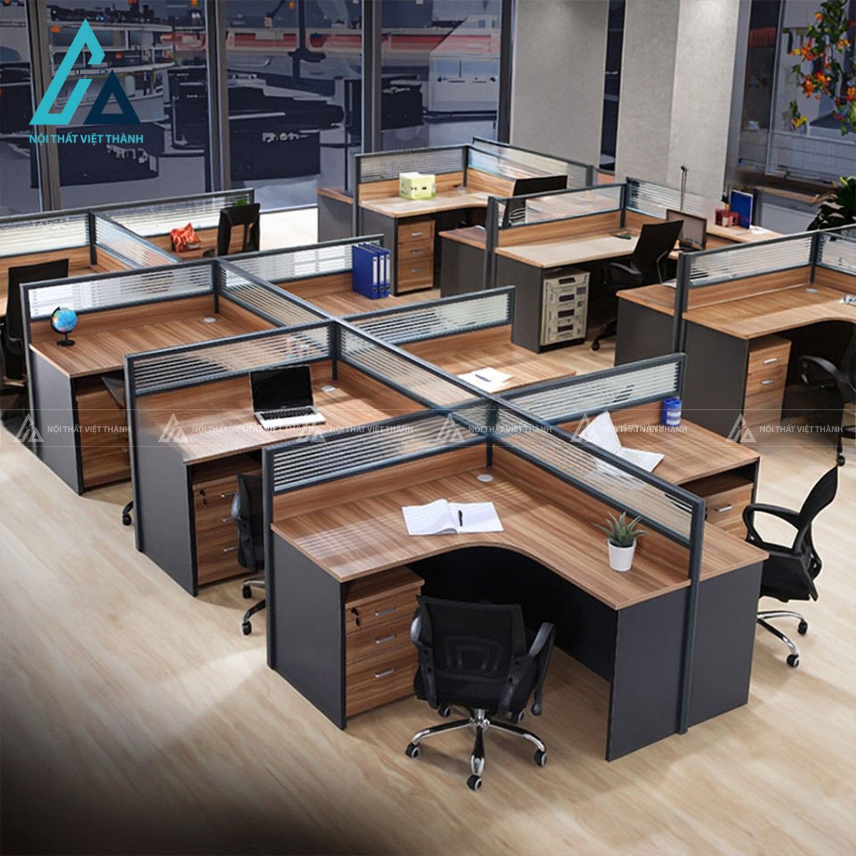 Bàn làm việc cụm nhiều chỗ vách ngăn gỗ công nghiệp cho văn phòng hiện đại 2