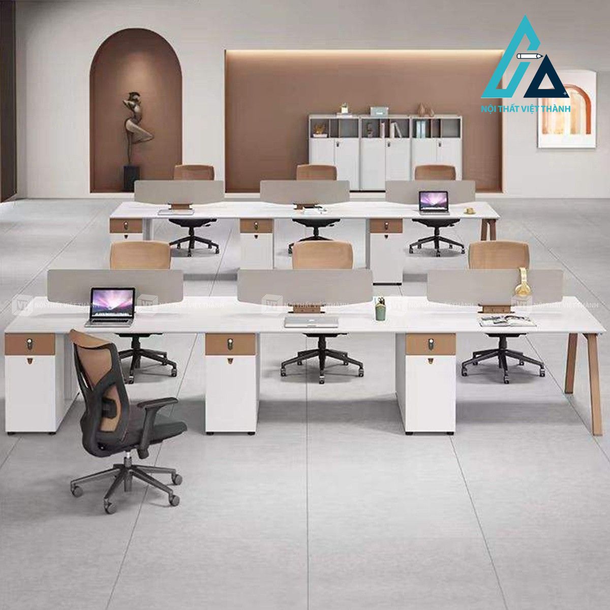 Bàn làm việc văn phòng cụm 4–6 chỗ ngồi vách ngăn hiện đại