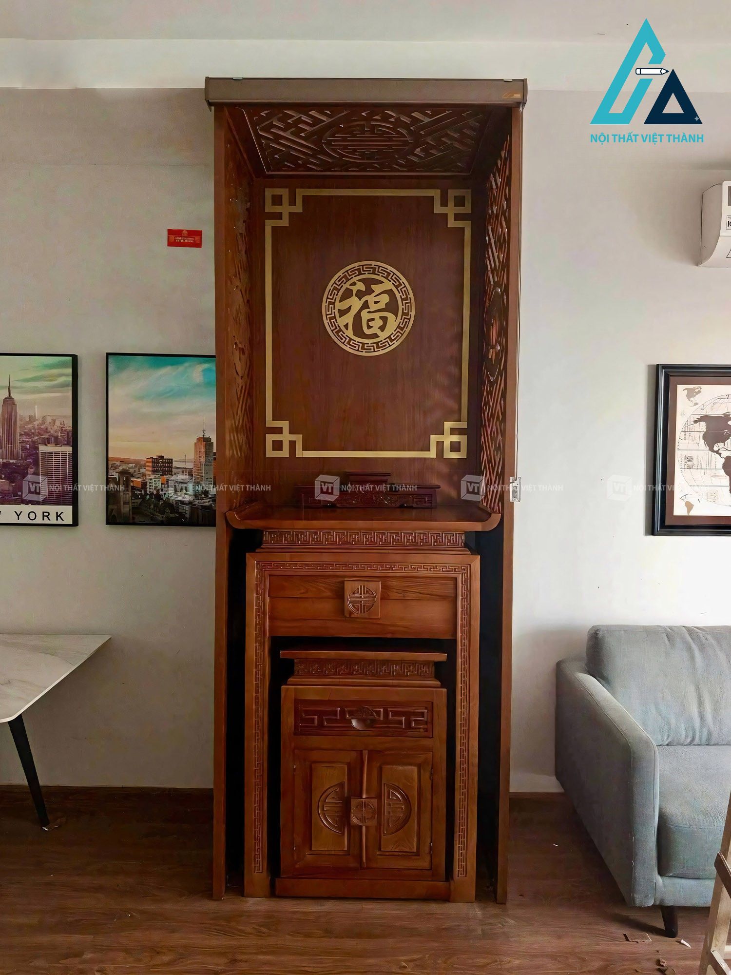 Bàn thờ đứng gỗ sồi vách hoa văn chữ hiện đại