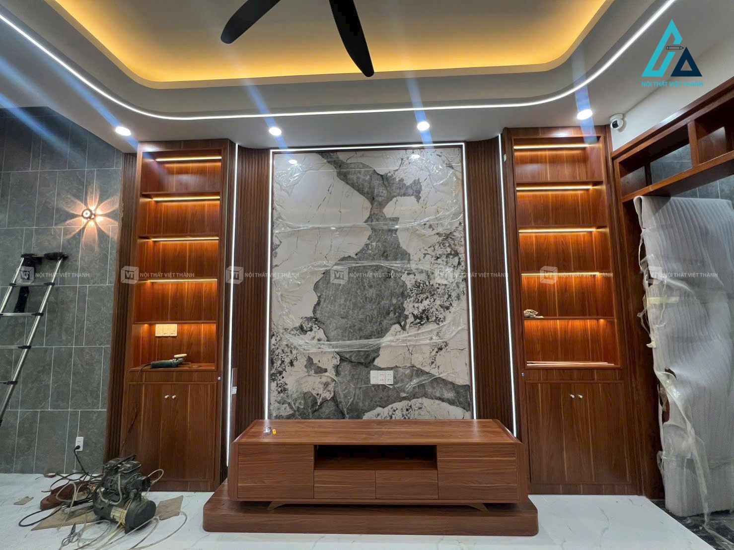 Thiết kế thi công nội thất phòng khách nhà phố bằng gỗ sang trọng