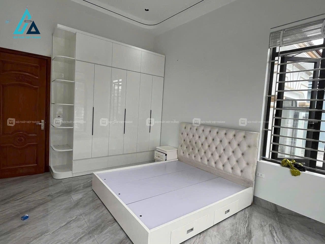 Thiết kế thi công nội thất phòng ngủ nhà phố với combo giường tủ màu trắng