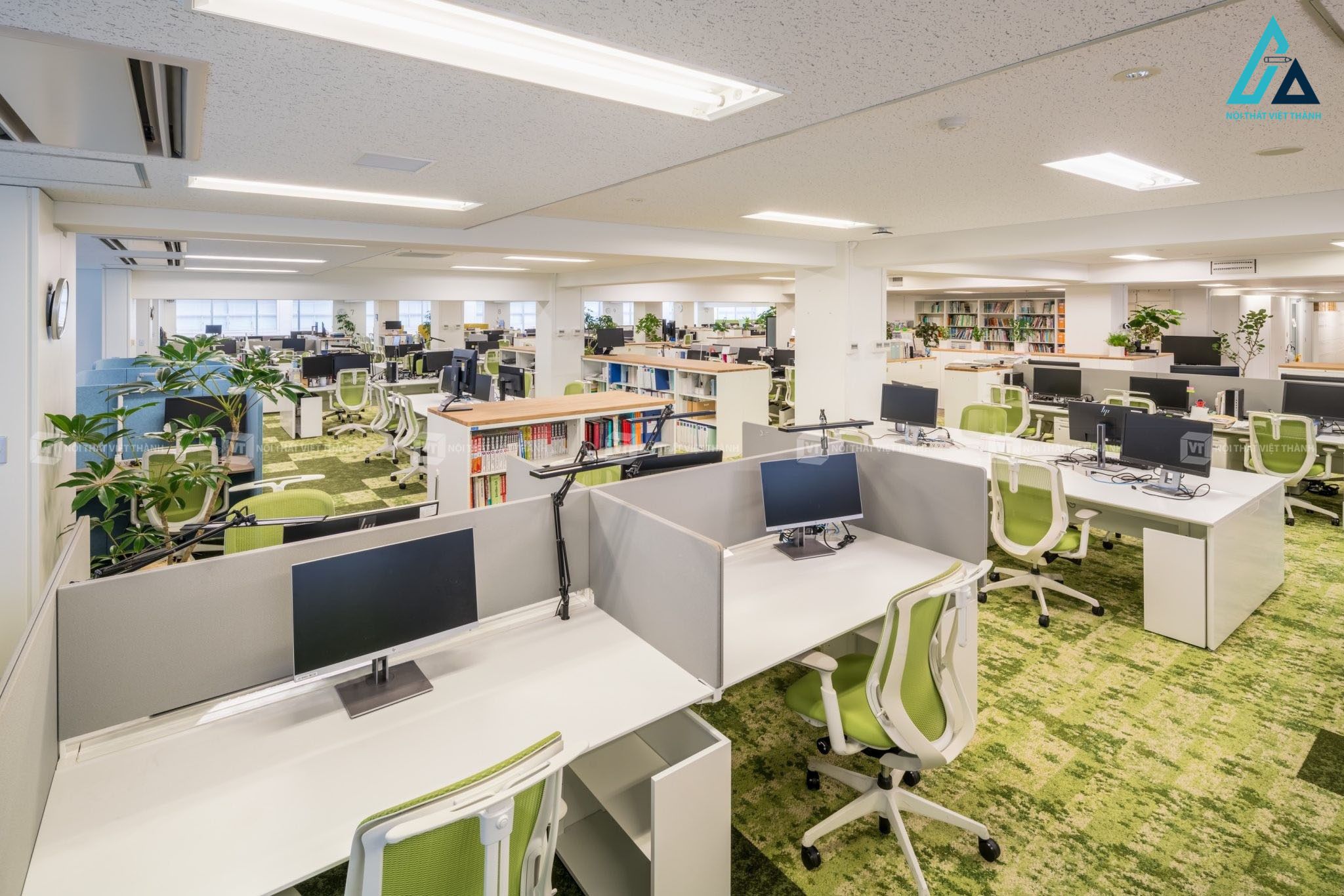 Thiết kế thi công nội thất văn phòng khu bàn làm việc nhân viên hiện đại chuyên nghiệp