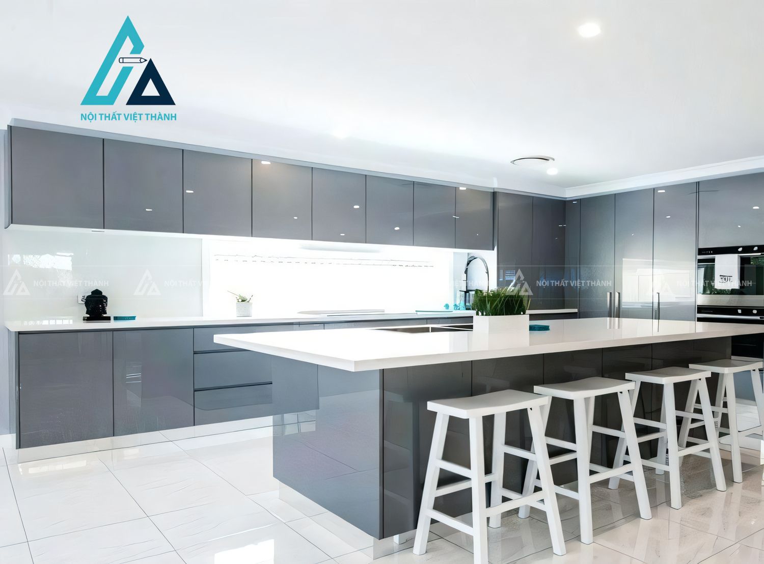 Tủ bếp Acrylic xám bóng gương chữ L kèm đảo bếp hiện đại sang trọng 2