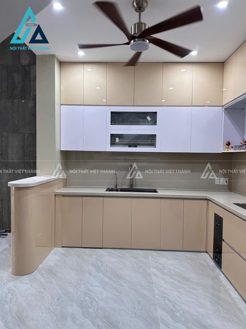 Nhà bếp be- trắng nhẹ nhàng