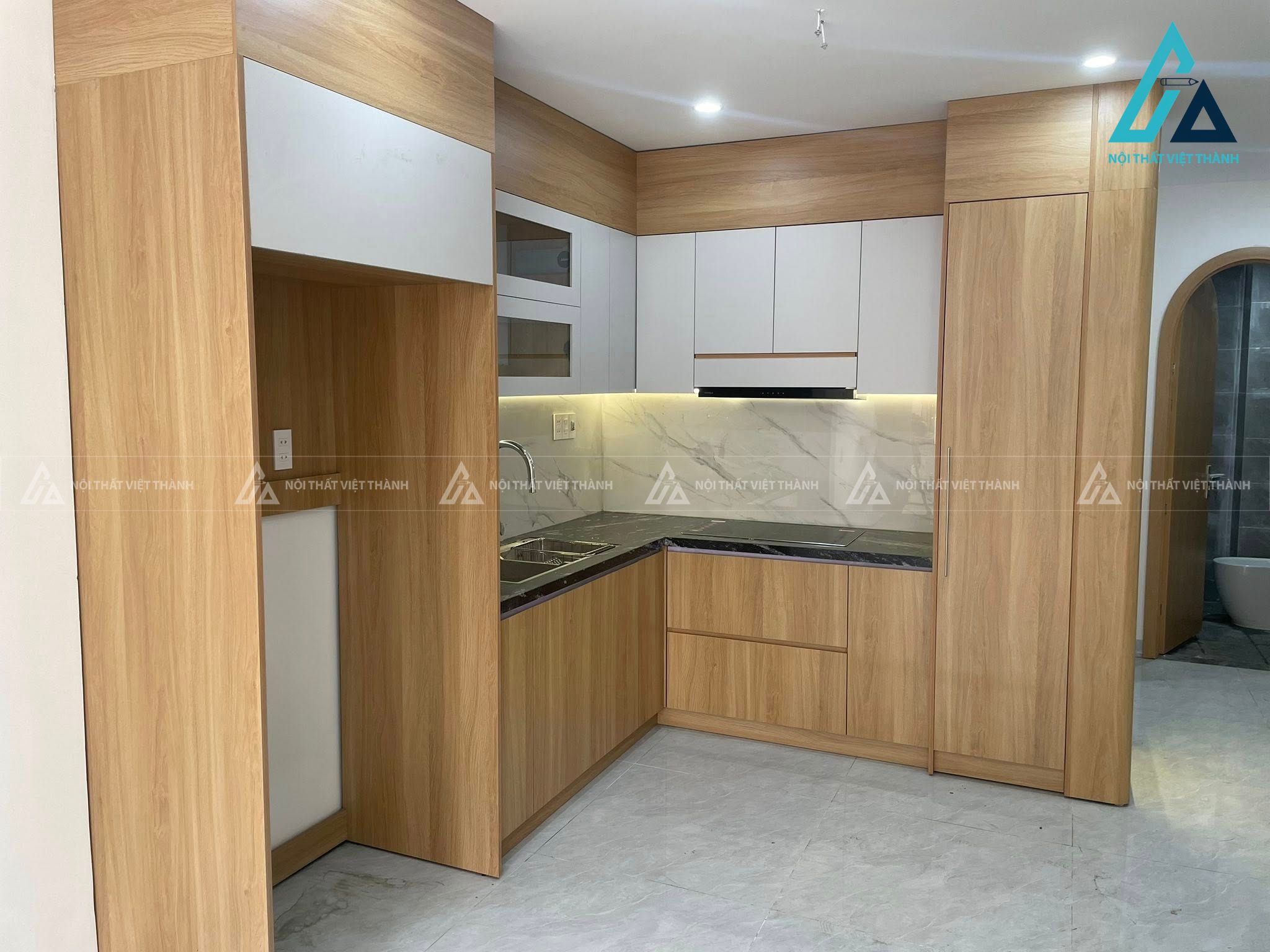 Hệ tủ kịch trần  vân gỗ vàng cho nhà bếp 