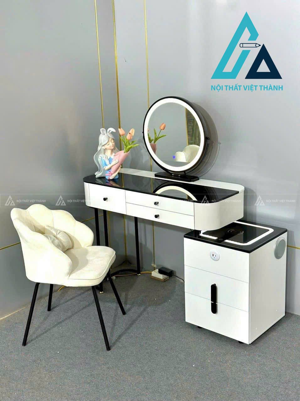Bàn trang điểm trắng có tích hợp sạc