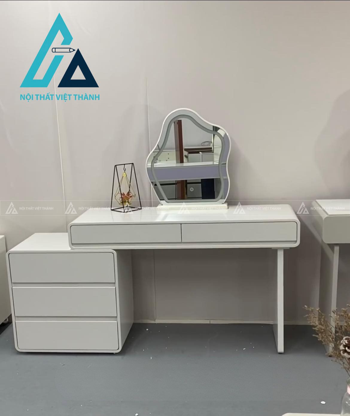 Bàn trang điểm trắng mới hoàn thành