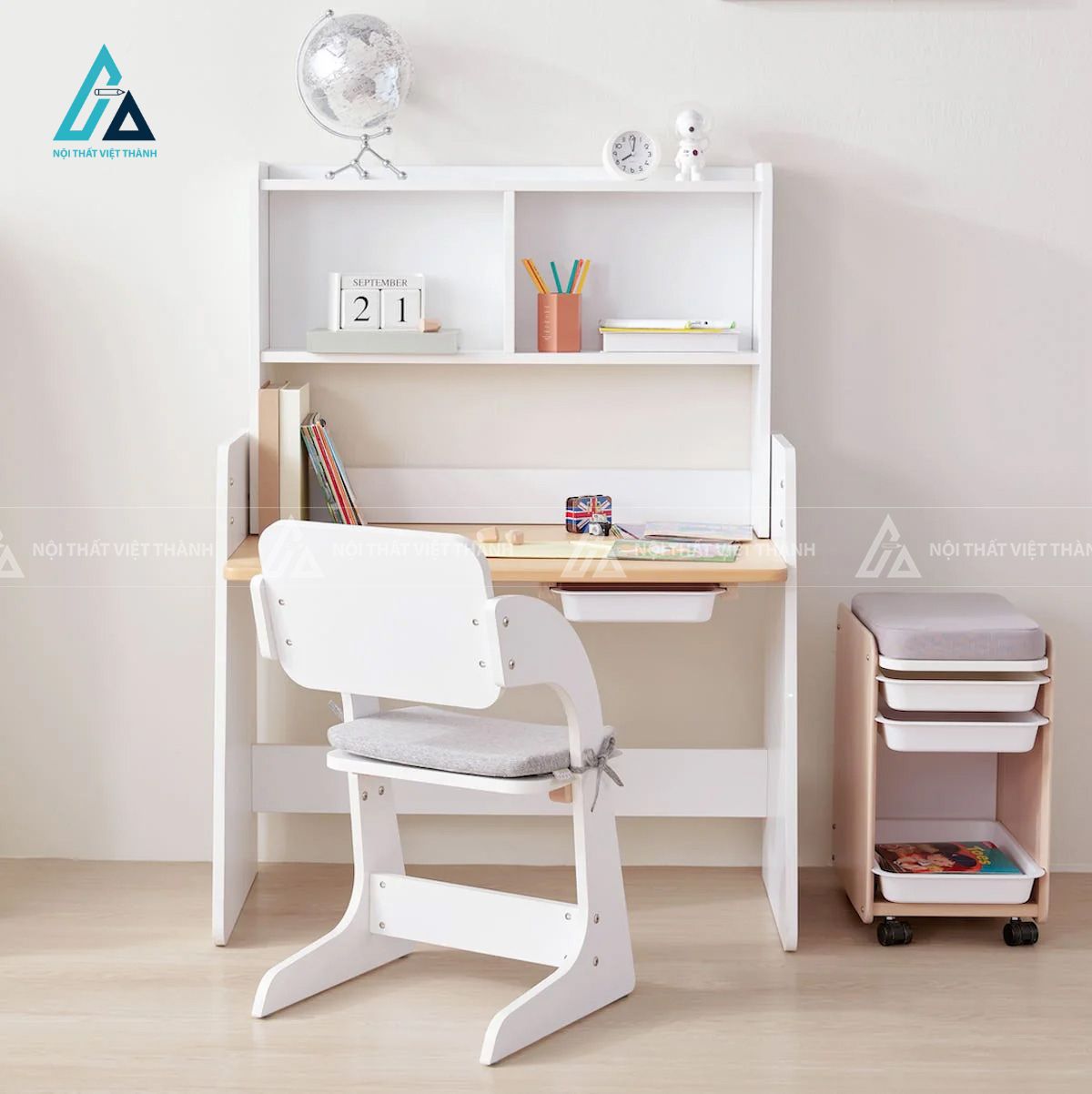 Bàn Học Sinh Phong Cách Tối Giản Với Hệ Kệ Sách Nhỏ Gọn
