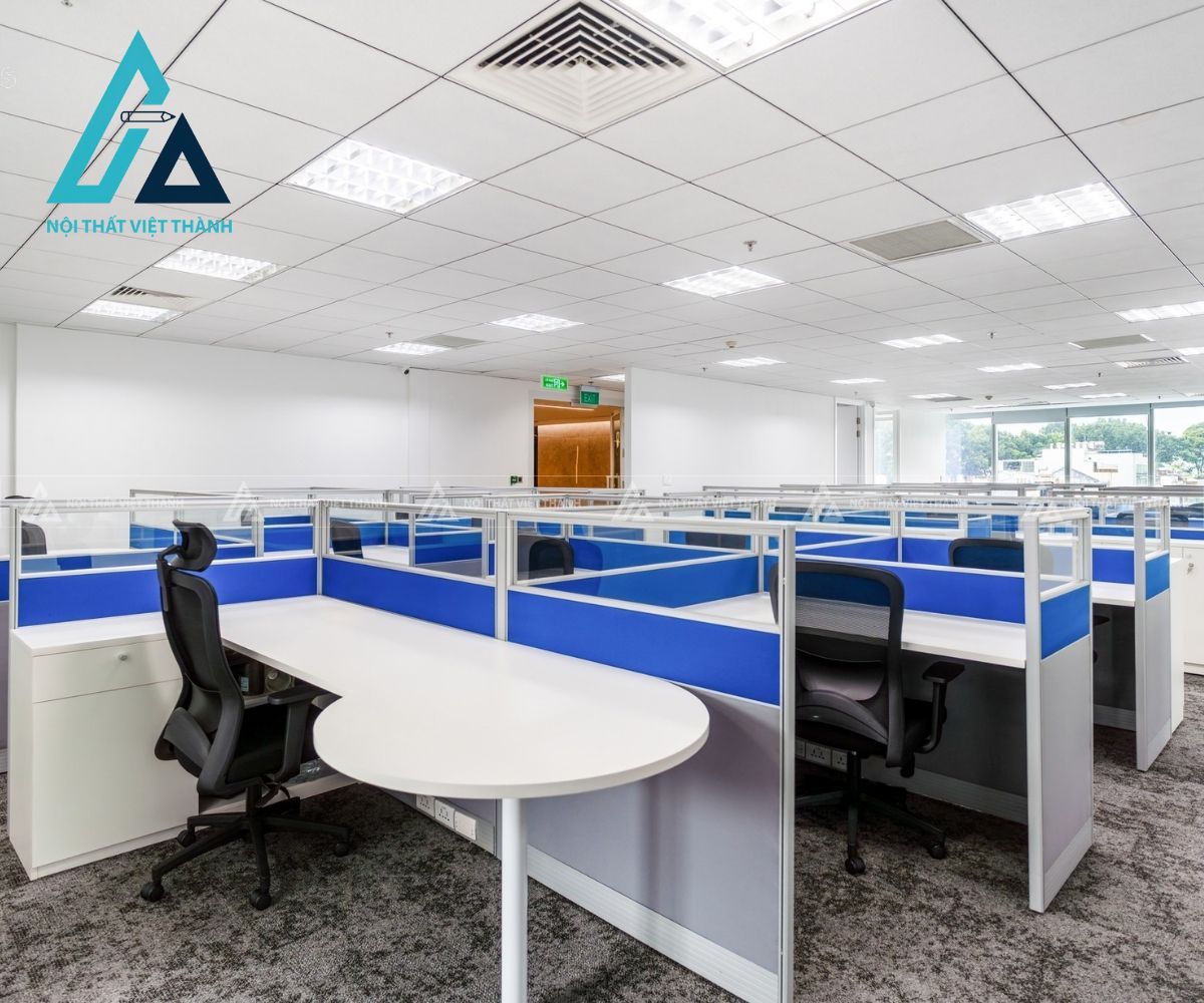 Bàn làm việc chư L có vách ngăn