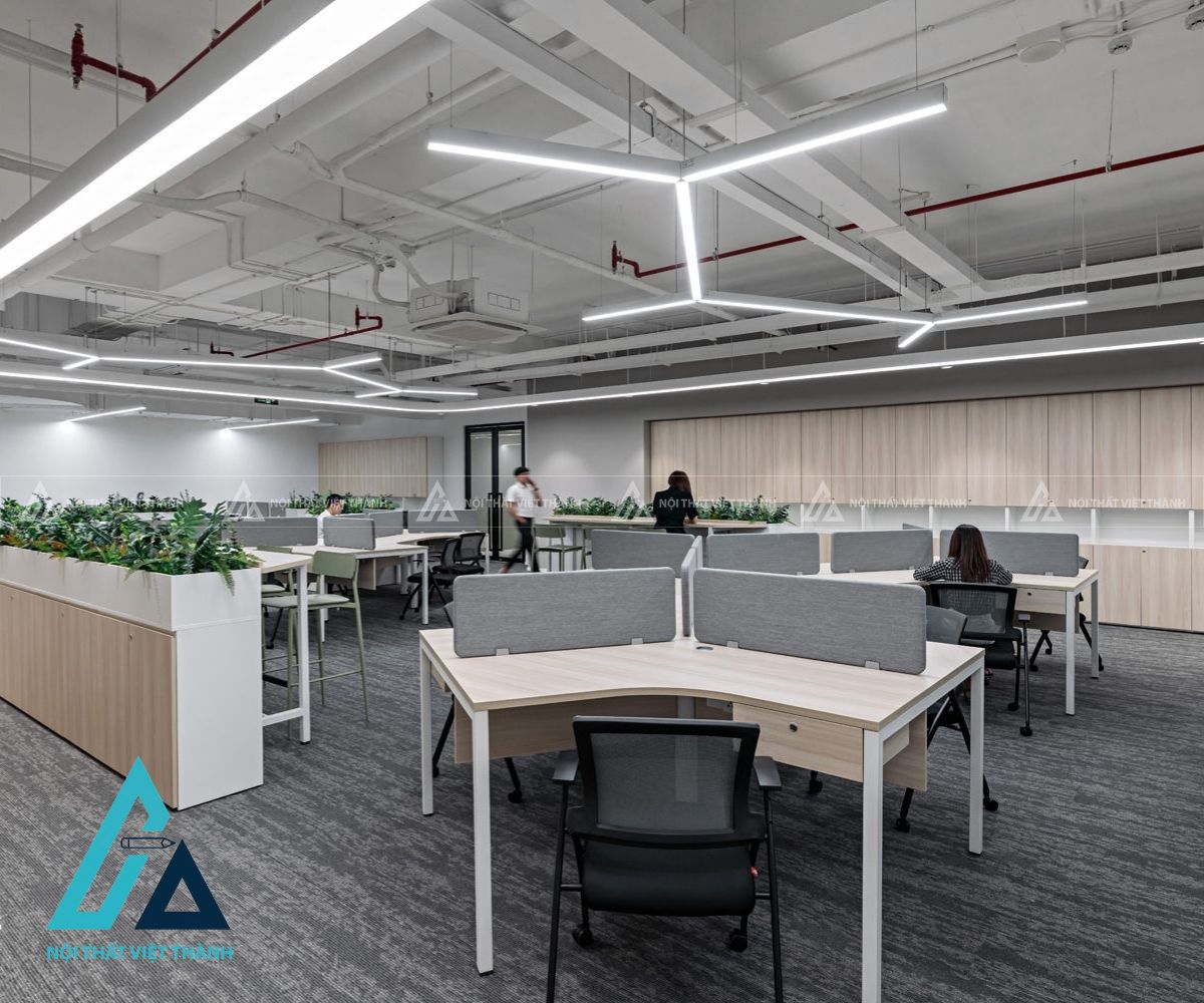 Bàn làm việc nhân viên có vách ngăn theo từng nhóm