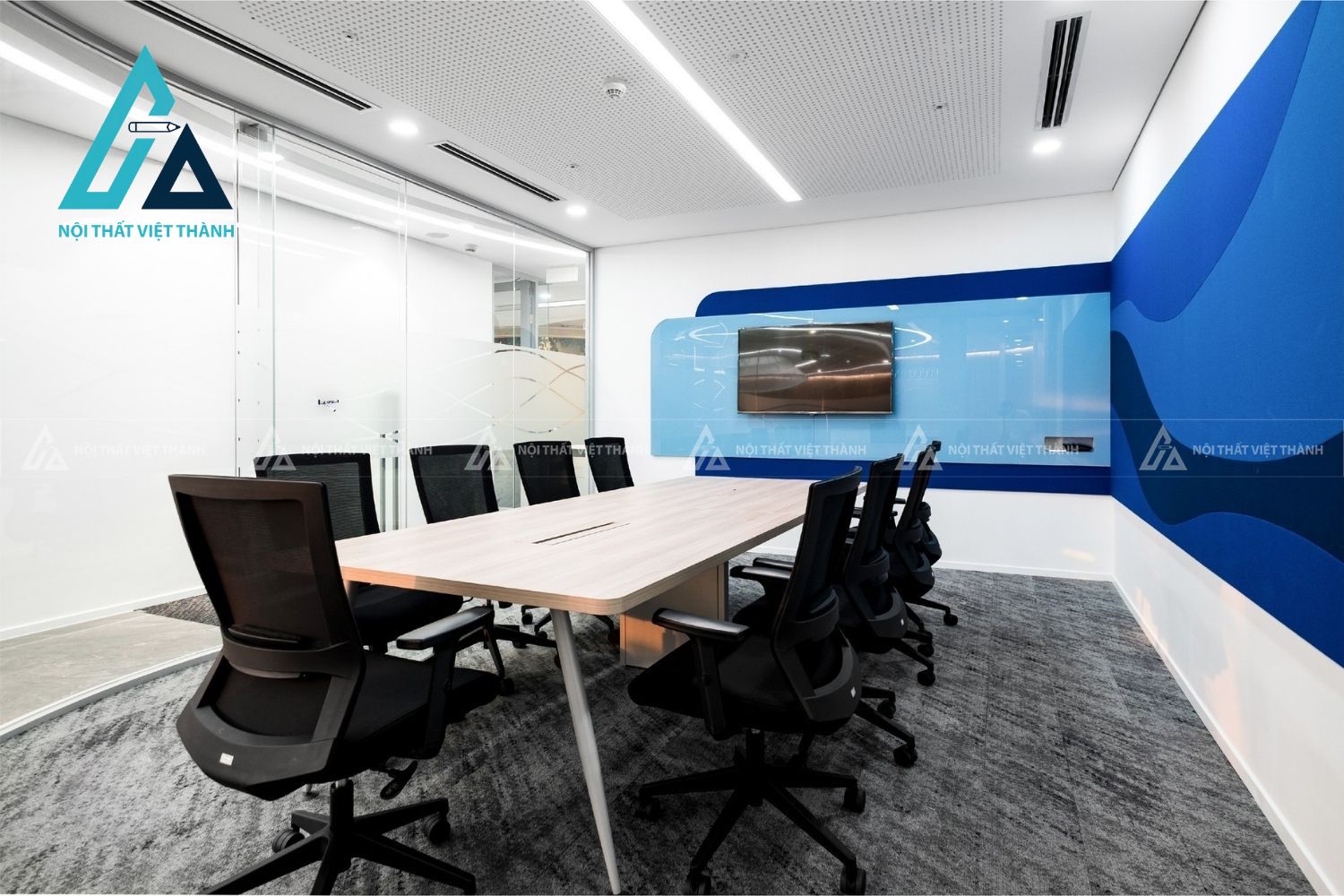 Màu sắc và chất liệu hài hòa với nội thất văn phòng 