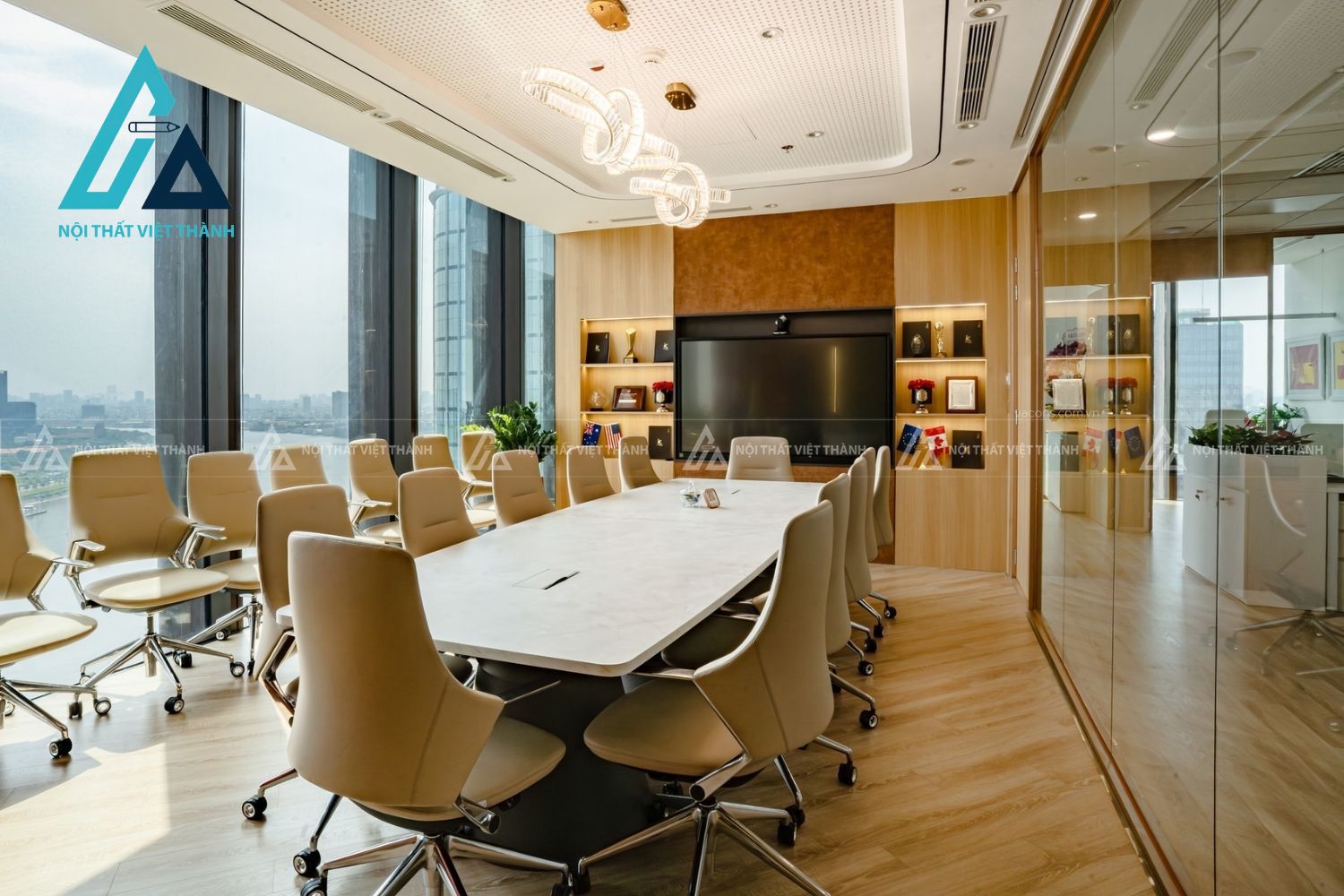 Sự cân đối giữa bàn và diện tích giúp tối ưu trải nghiệm sử dụng.