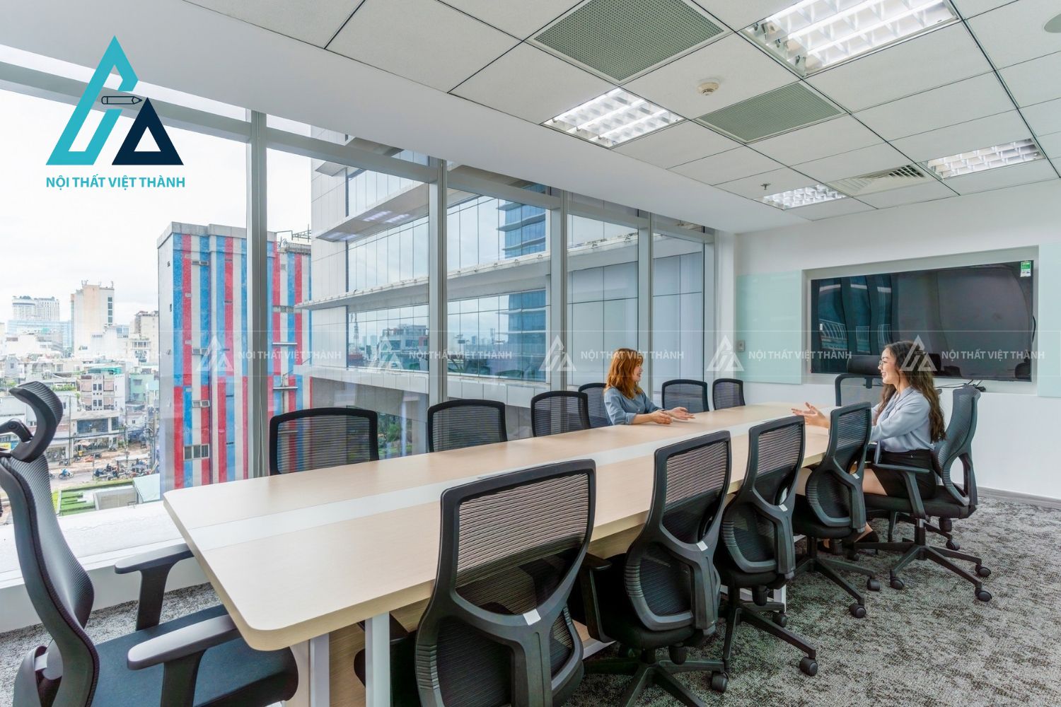 Bố trí bàn họp theo trục trung tâm