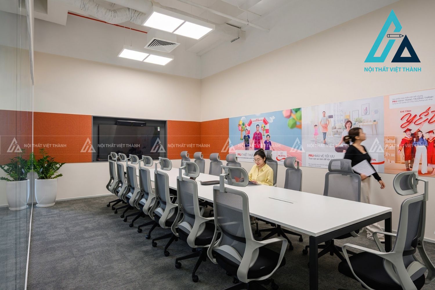 Thiết kế và thi công bàn phòng họp theo yêu cầu