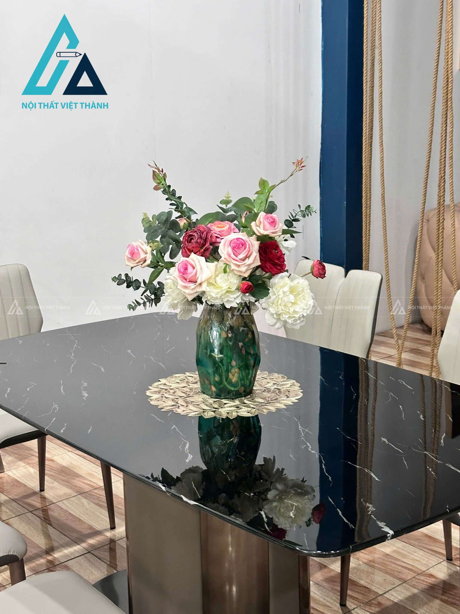 Bộ Bàn Ăn Mặt Đá Ceramic Sang Trọng Chân Kim Loại Mạ Tím Tinh Tế 5