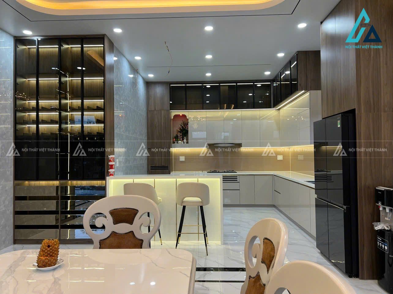 Nhà bếp với tủ kính toát lên sự tinh tế của gia chủ