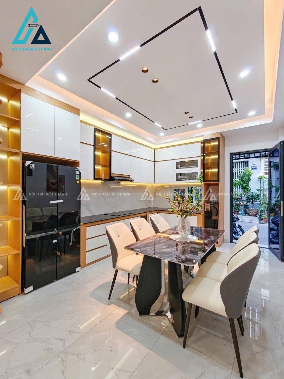 Bề mặt Acrylic bóng gương: Sáng bừng không gian, dễ dàng lau chùi vết bẩn.