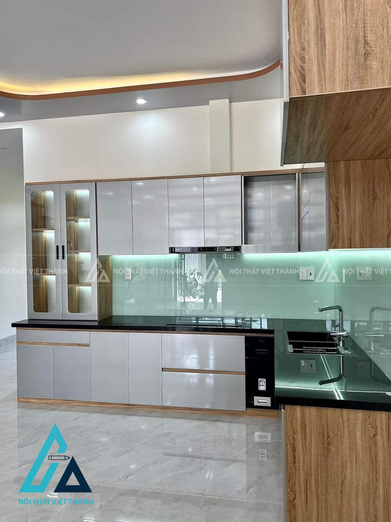 Tủ bếp gỗ công nghiệp thiết kế thông minh cho gian bếp hiện đại.