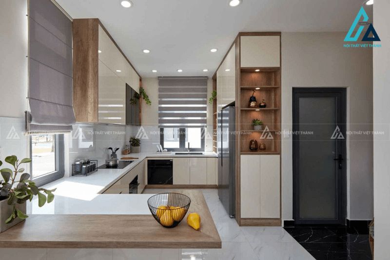 Nhà bếp tủ kịch trần tone be hiện đại