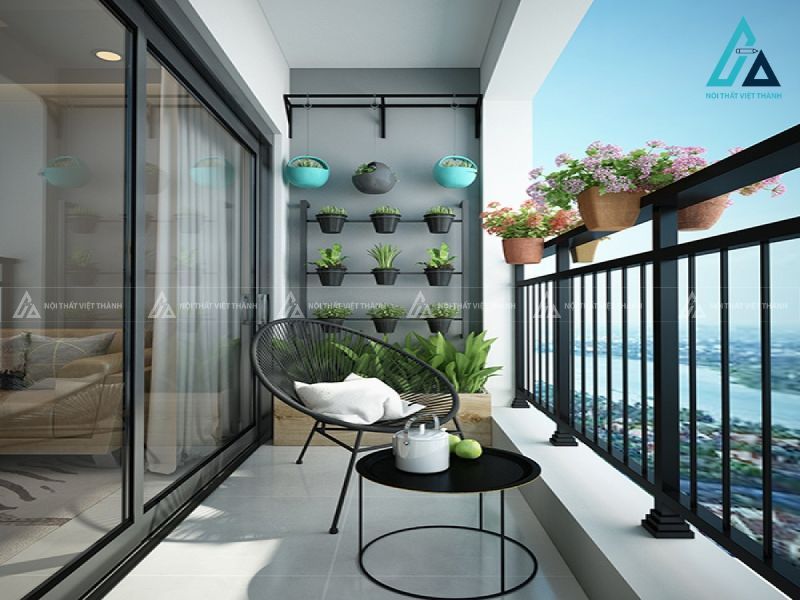 Ban công với cây treo và bàn trà cực chill