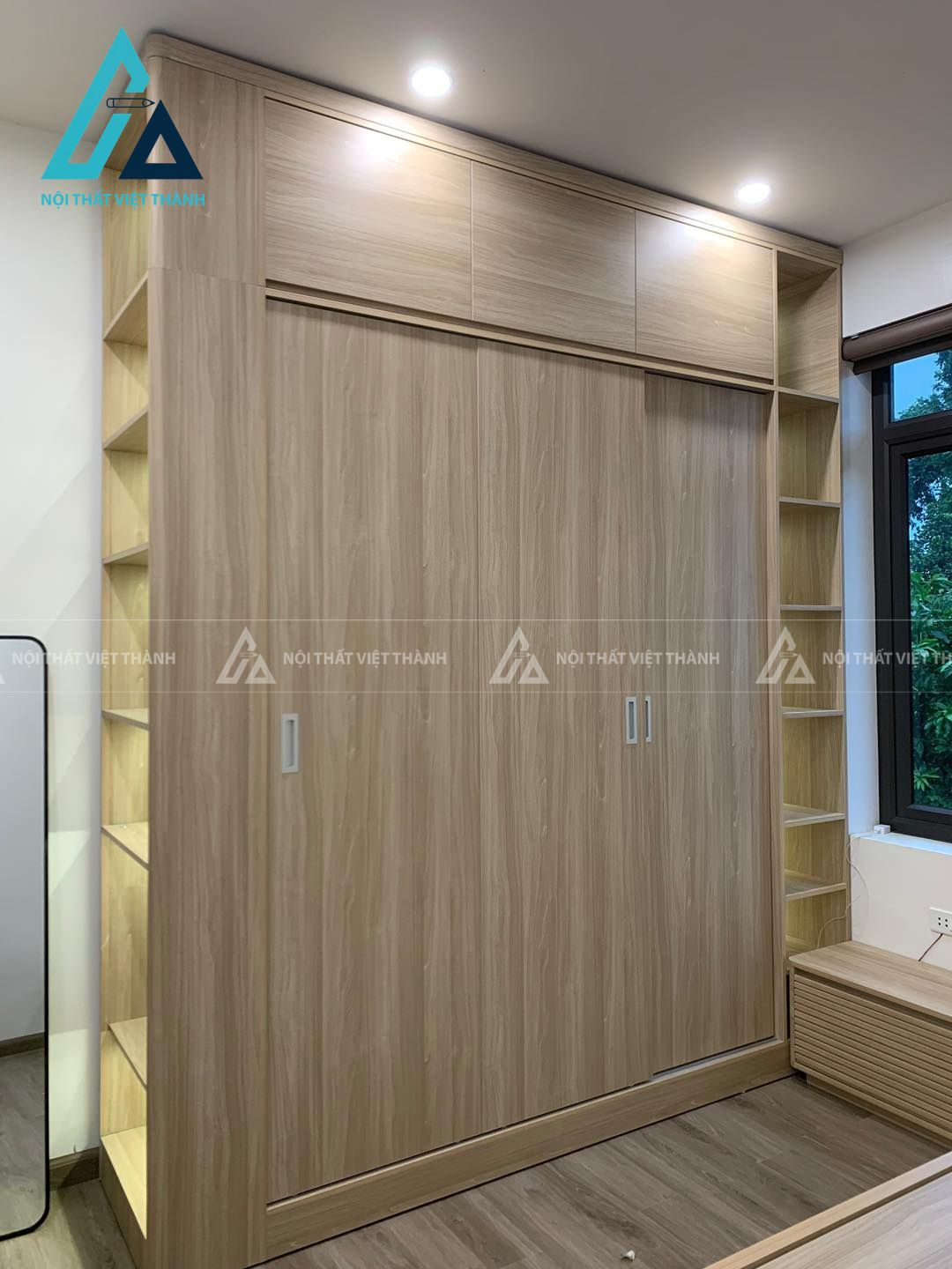 Tủ quần áo cửa lùa vàng có kệ trang trí