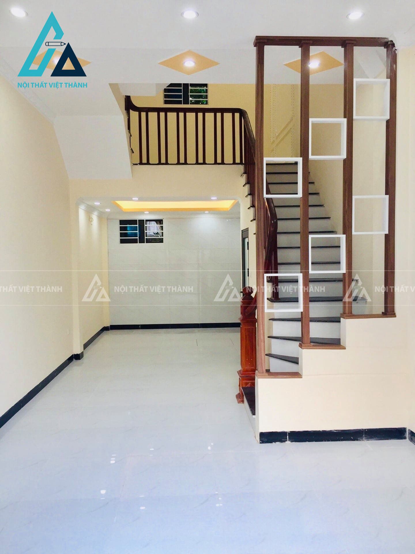 Vách ngăn gỗ nâu kết hợp ô trang trí trắng