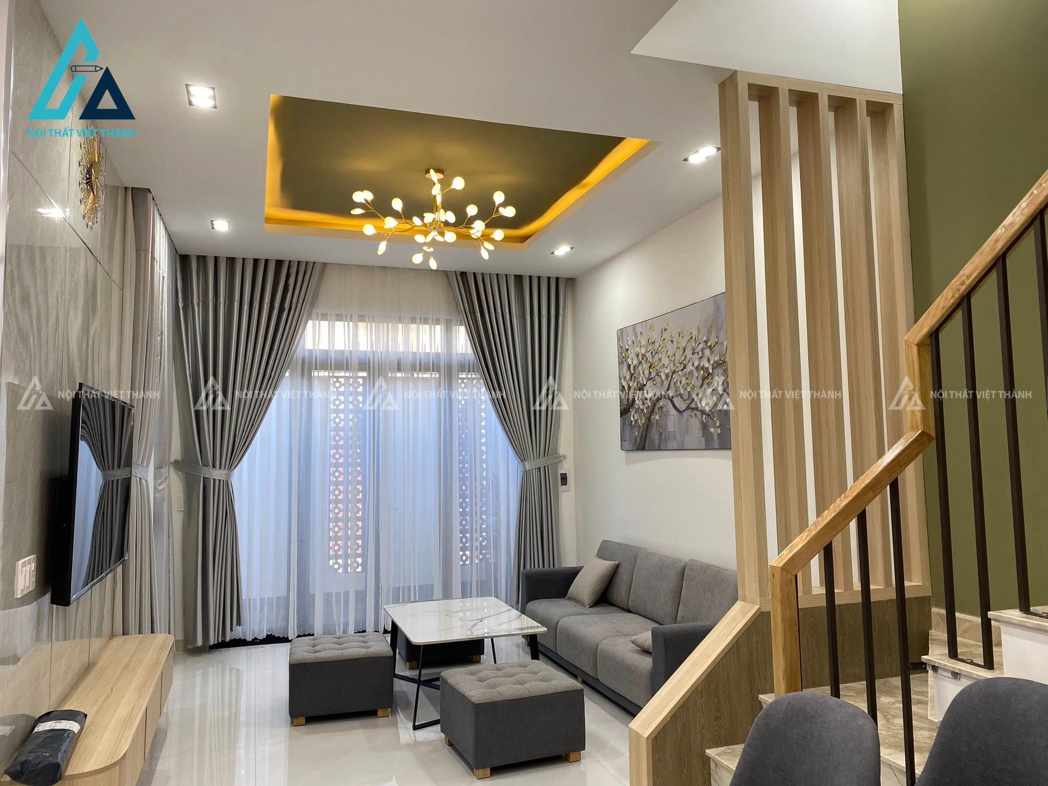 Vách ngăn cầu thang sự kết hợp thông minh giữa kệ trang trí và lan can.