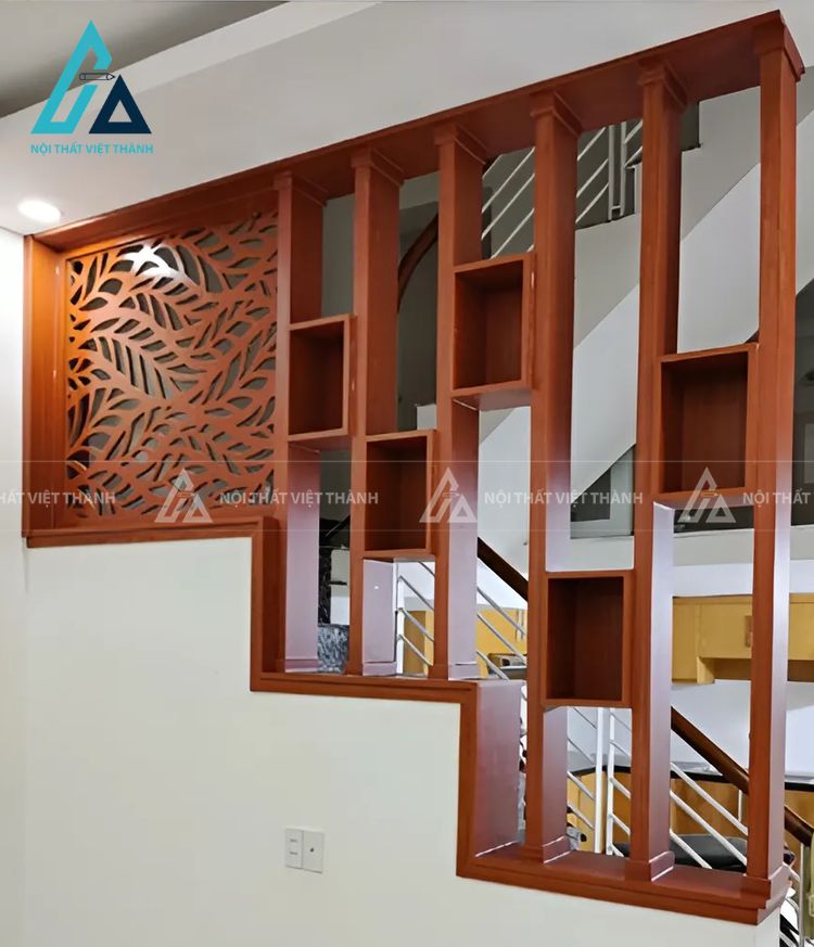 Vách ngăn cầu thang gỗ đỏ cổ điển