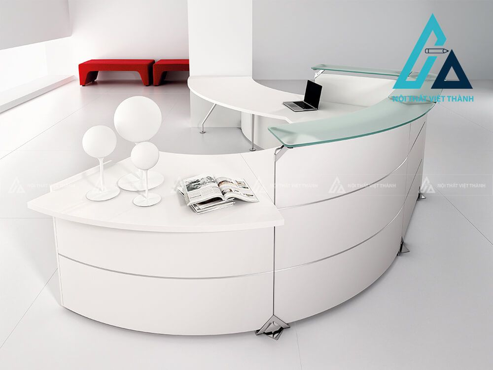 Quầy lễ tân dáng cong – Tăng tính thẩm mỹ và nhận diện