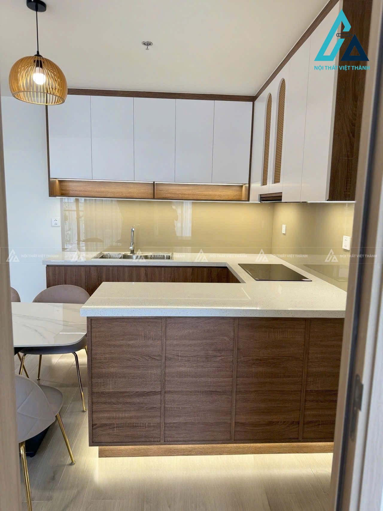 Góc nhìn từ sảnh vào làm nổi bật bệ quầy bar mini