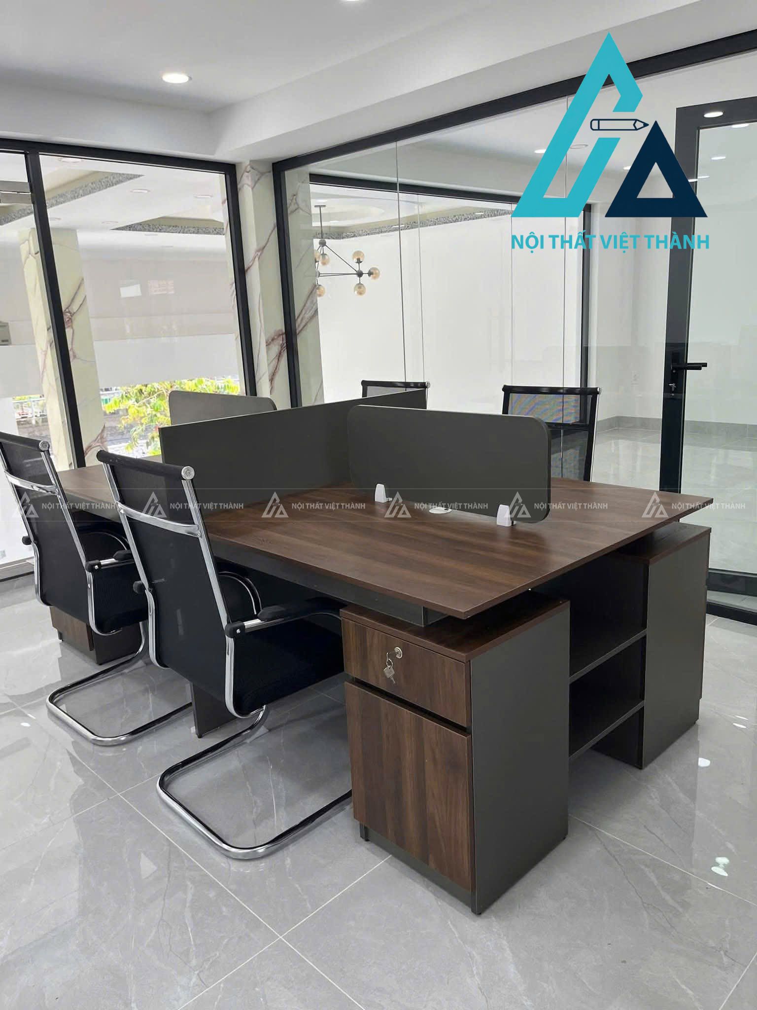 Thiết kế và thi công bàn làm việc có vách ngăn