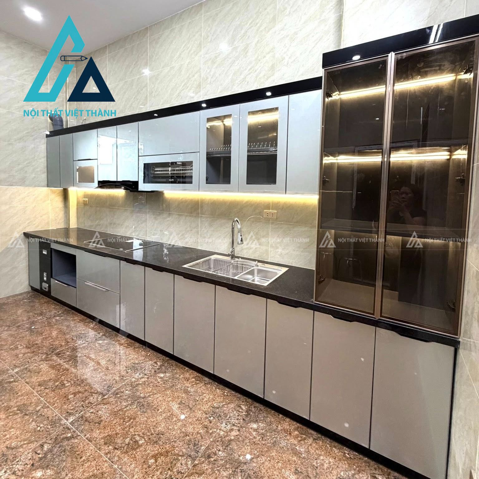 Sự kết hợp giữa khung và kính giúp sản phẩm vừa bền vừa đẹp.