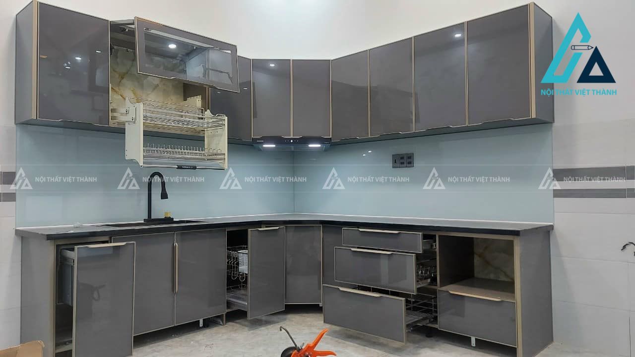 Tủ bếp cánh kính giúp không gian bếp trở nên rộng mở và tinh tế