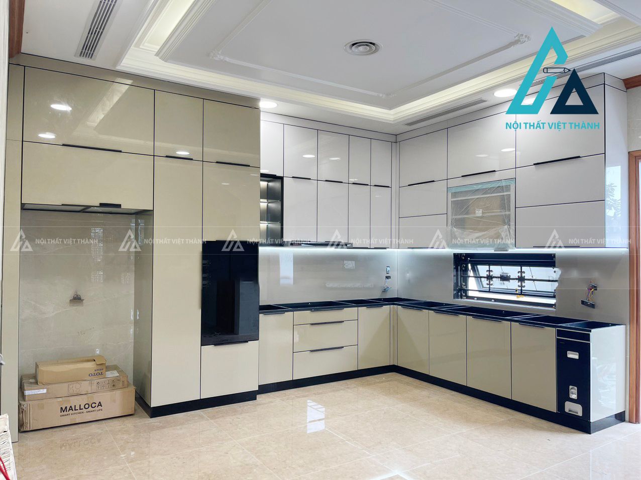 Tủ bếp cánh kính màu be sáng bóng