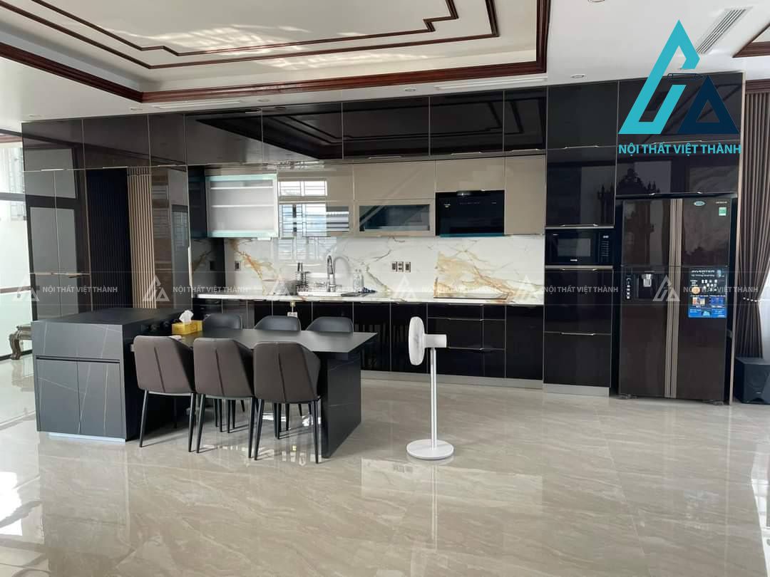 Tủ bếp cánh kính cao cấp cho  nhà phố lớn
