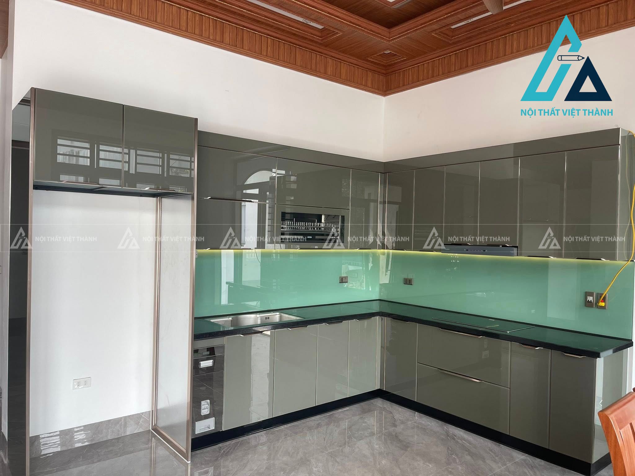 Thiết kế và thi công tủ bếp cánh kính chất lượng cao