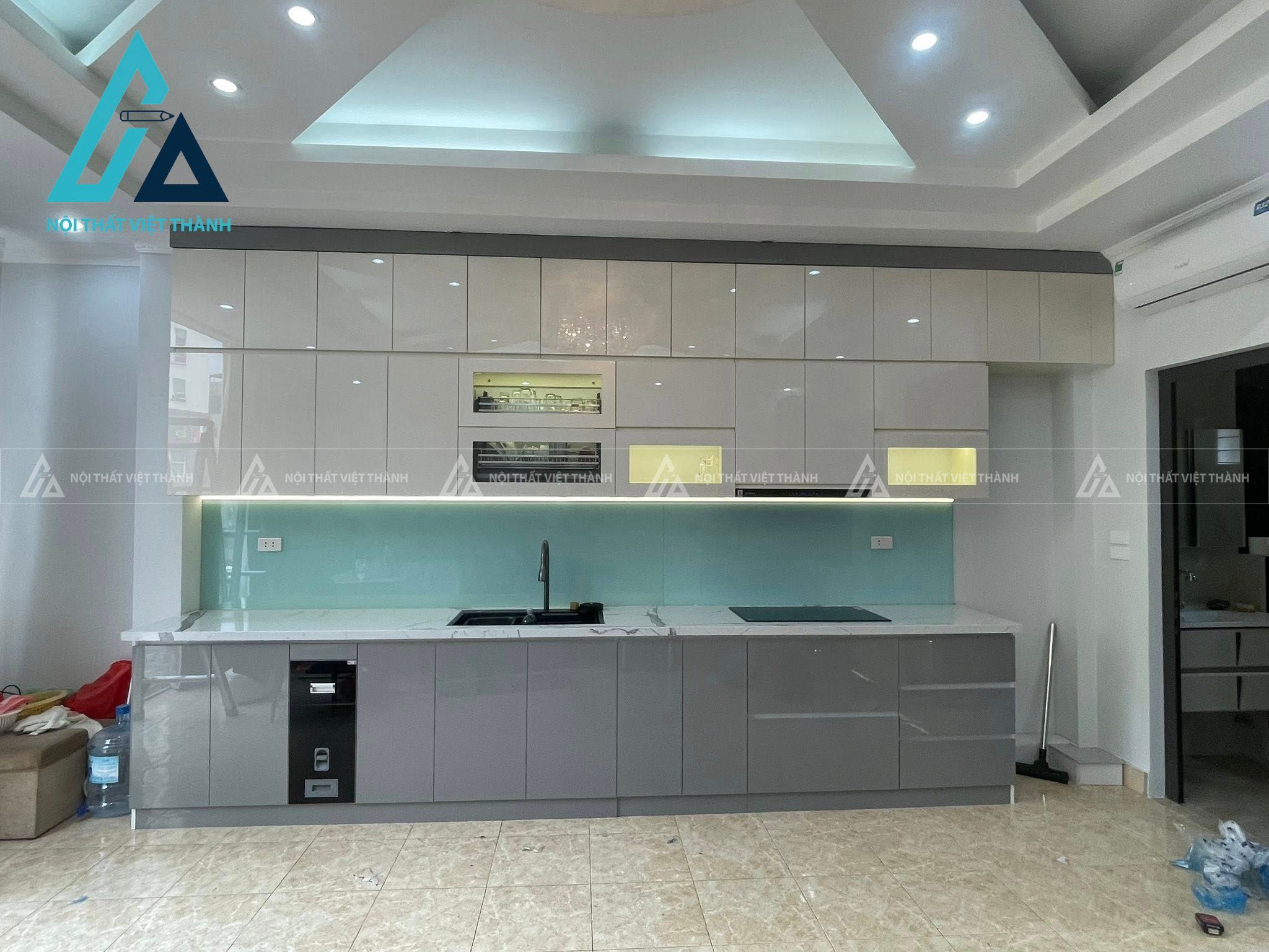 Tủ bếp cánh kính hiện đại