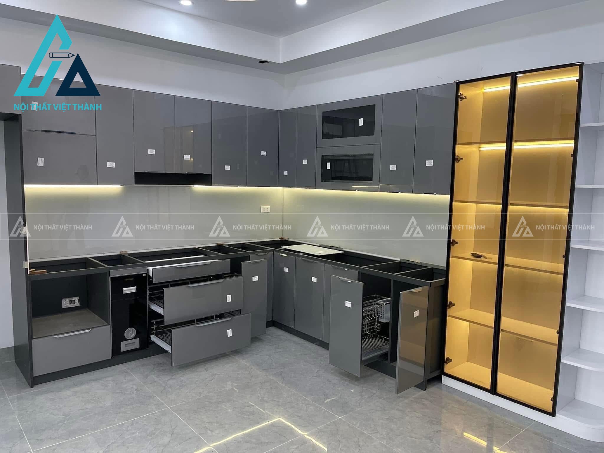 Tủ bếp cánh kính sáng bóng và sạch sẽ theo thời gian