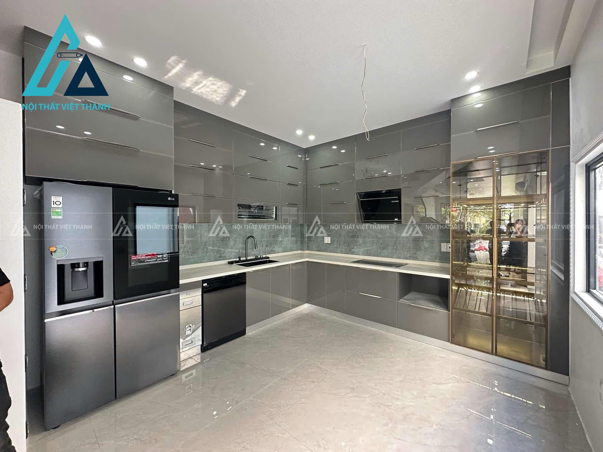 Tủ bếp cánh kính dễ dàng vệ sinh