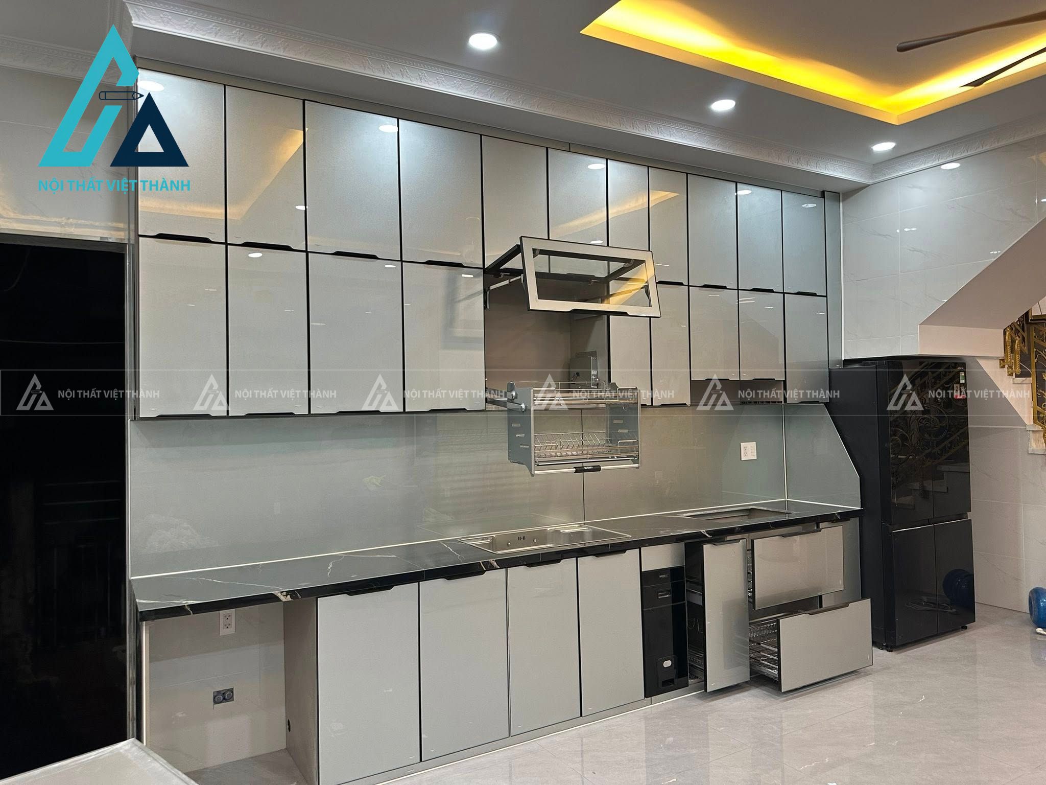 Tủ bếp cánh kính độ bền sử dụng cao