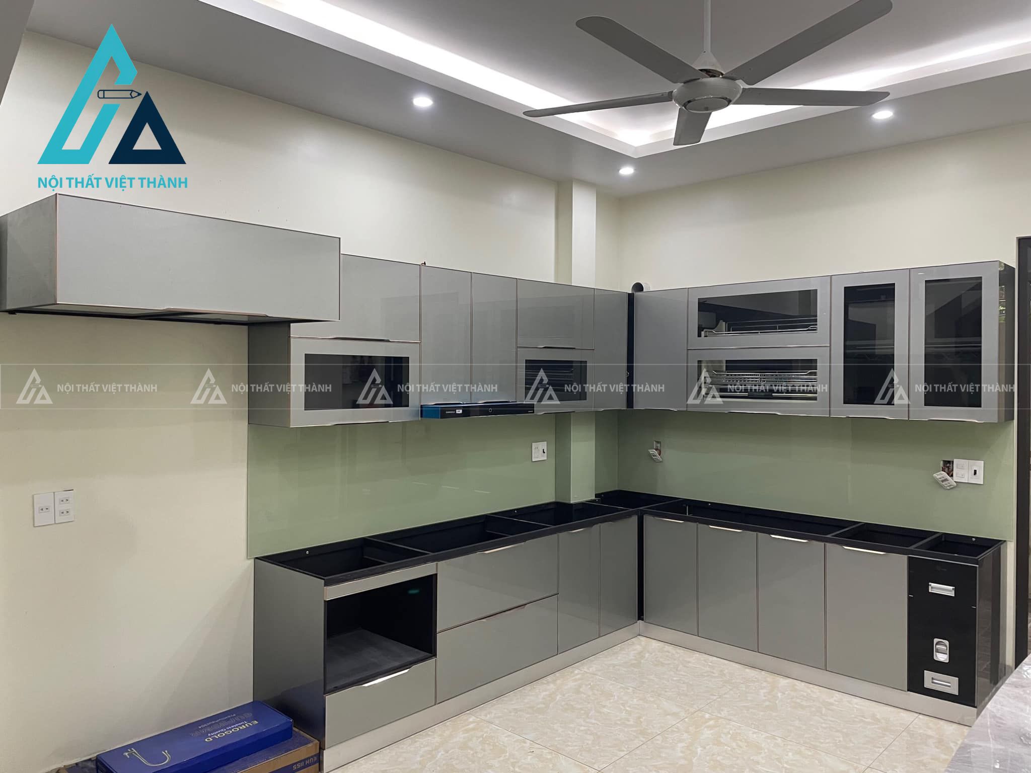 Cấu tạo tủ bếp cánh kính gồm hệ khung tủ và cánh kính cường lực