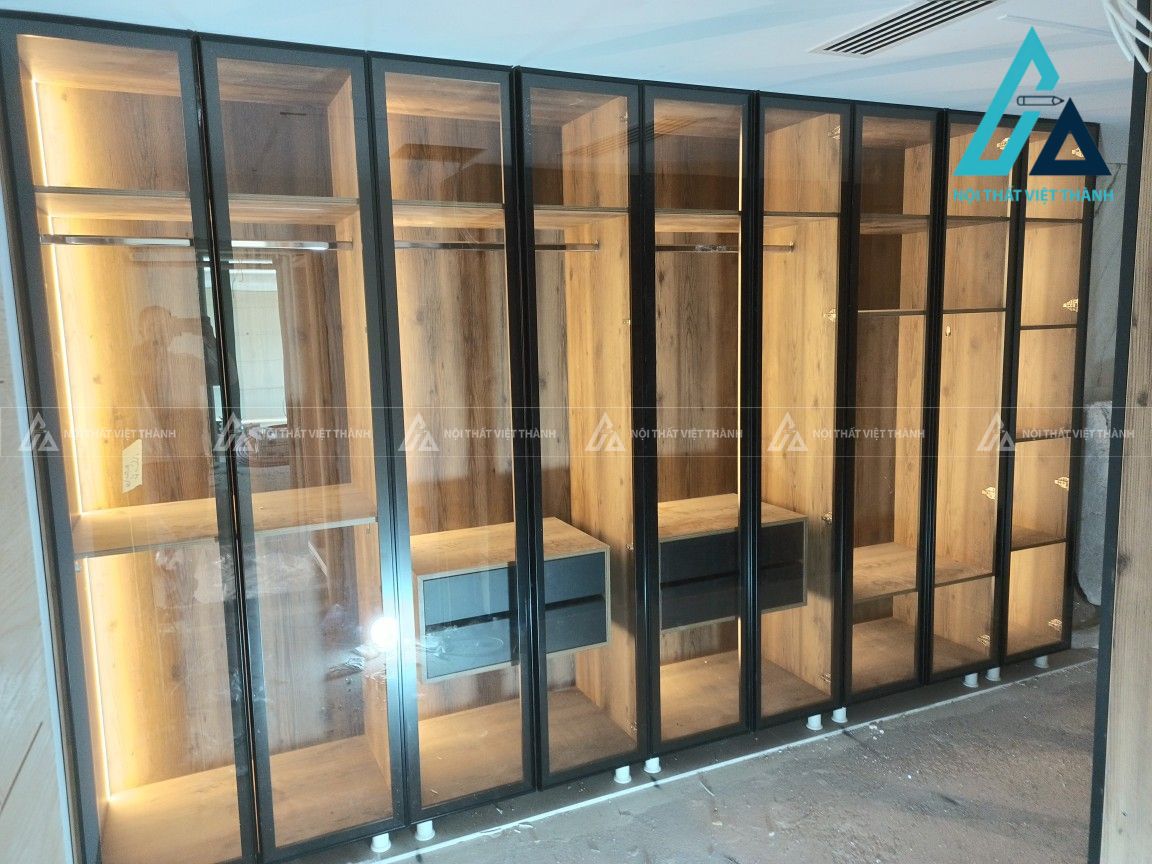 Tủ quần áo cánh kính âm tường tối ưu diện tích