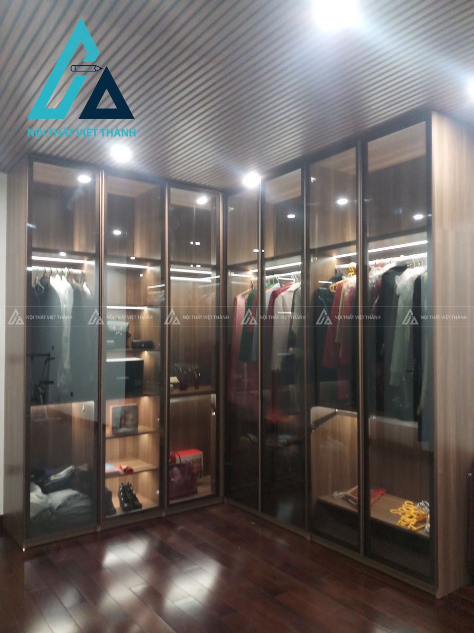 Tủ quần áo kính kịch trần