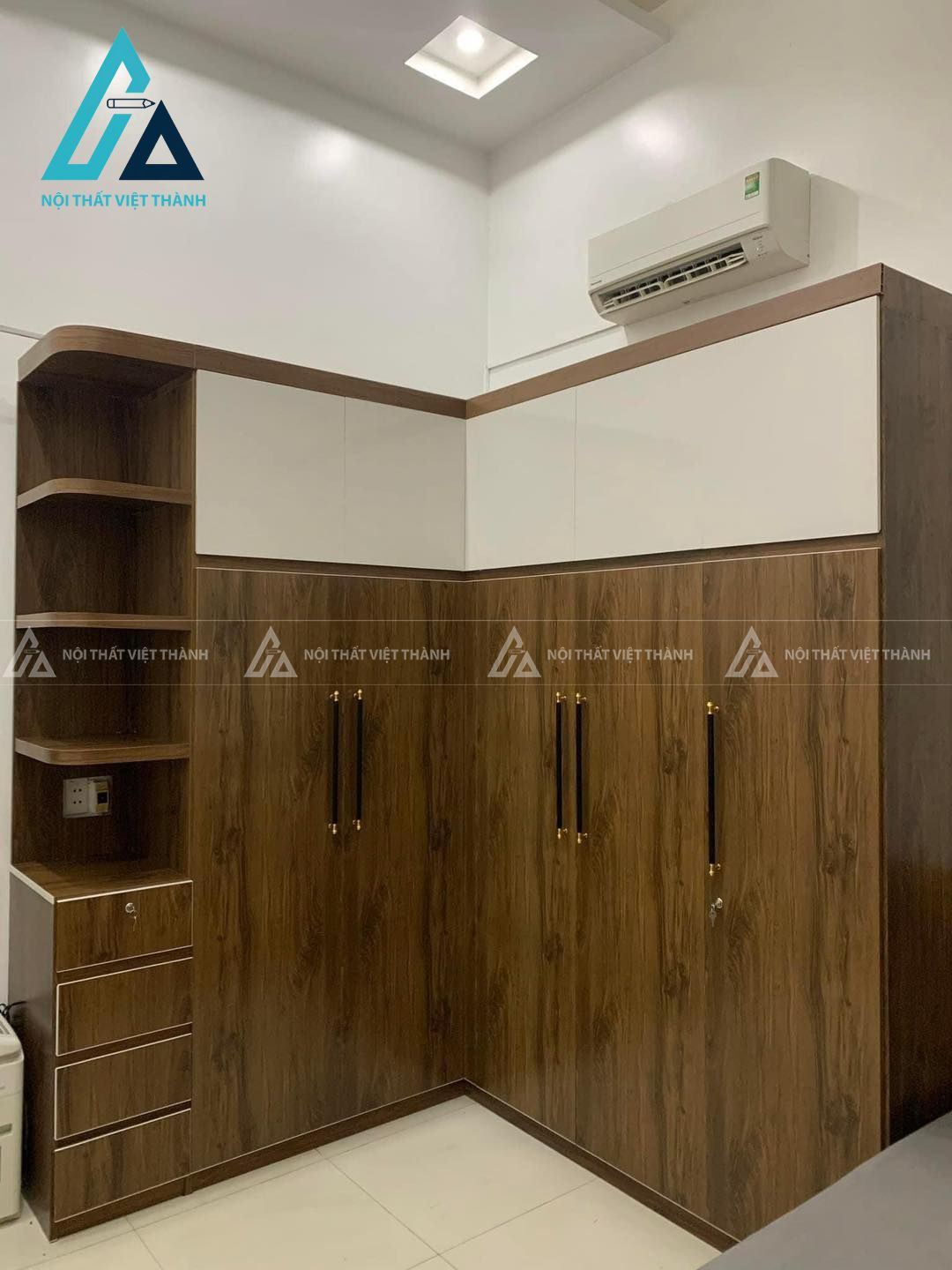 Tủ quần áo L nâu đậm tận dụng mọi centimet vuông trong phòng ngủ.