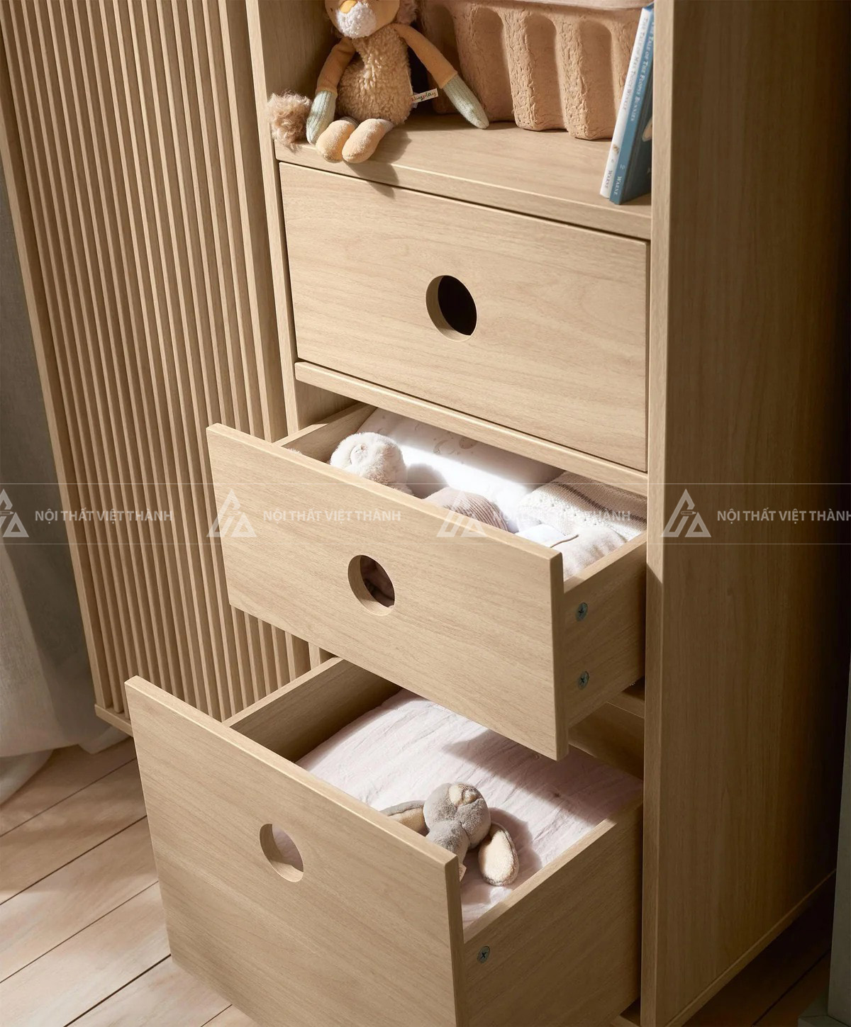 Tủ Quần Áo Trẻ Em Thiết Kế Cánh Nan Sọc Kết Hợp Kệ Trang Trí Và Ngăn Kéo Tay Nắm Tròn 5