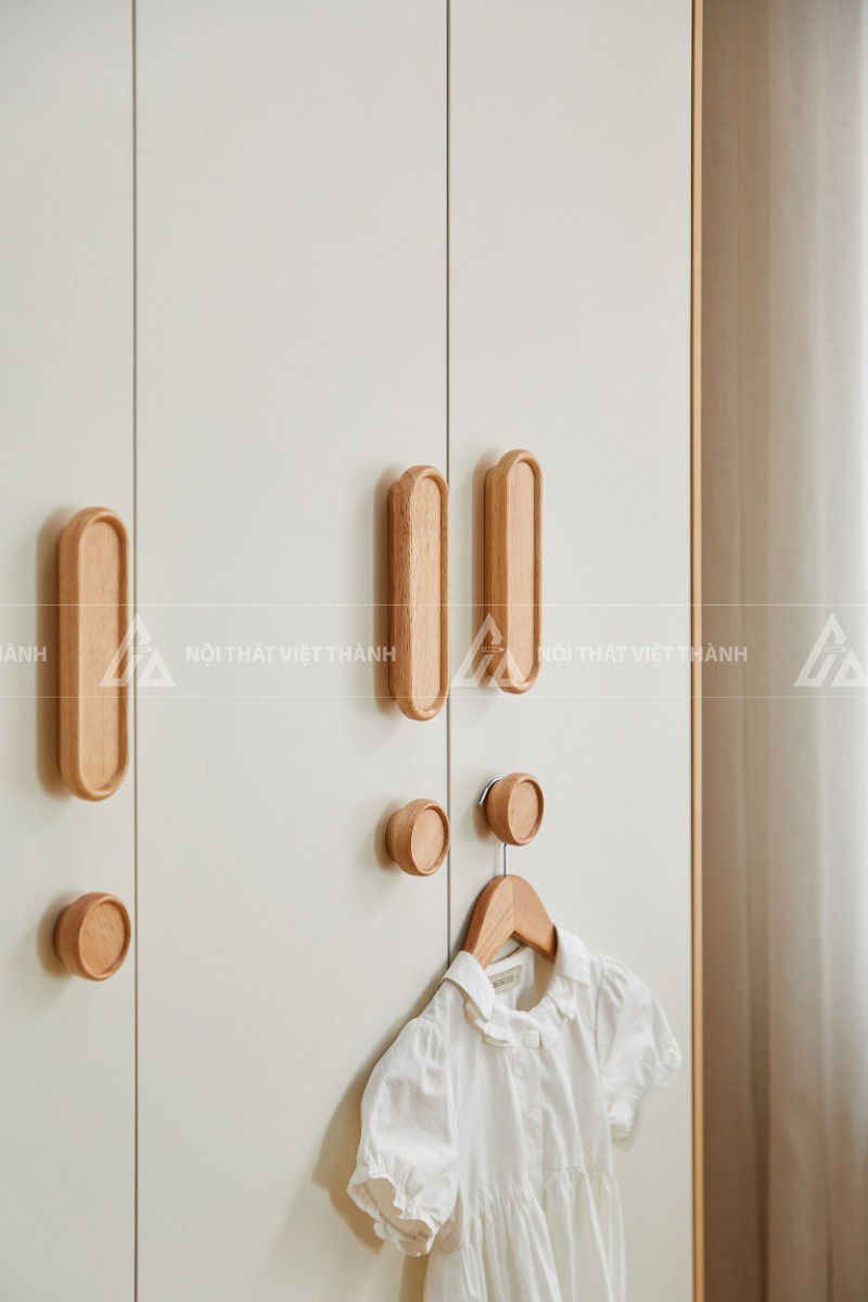 Tủ Quần Áo Trẻ Em 3 Cánh Màu Kem Trang Nhã Thiết Kế Tay Cầm Gỗ Bo Tròn Tinh Tế 4