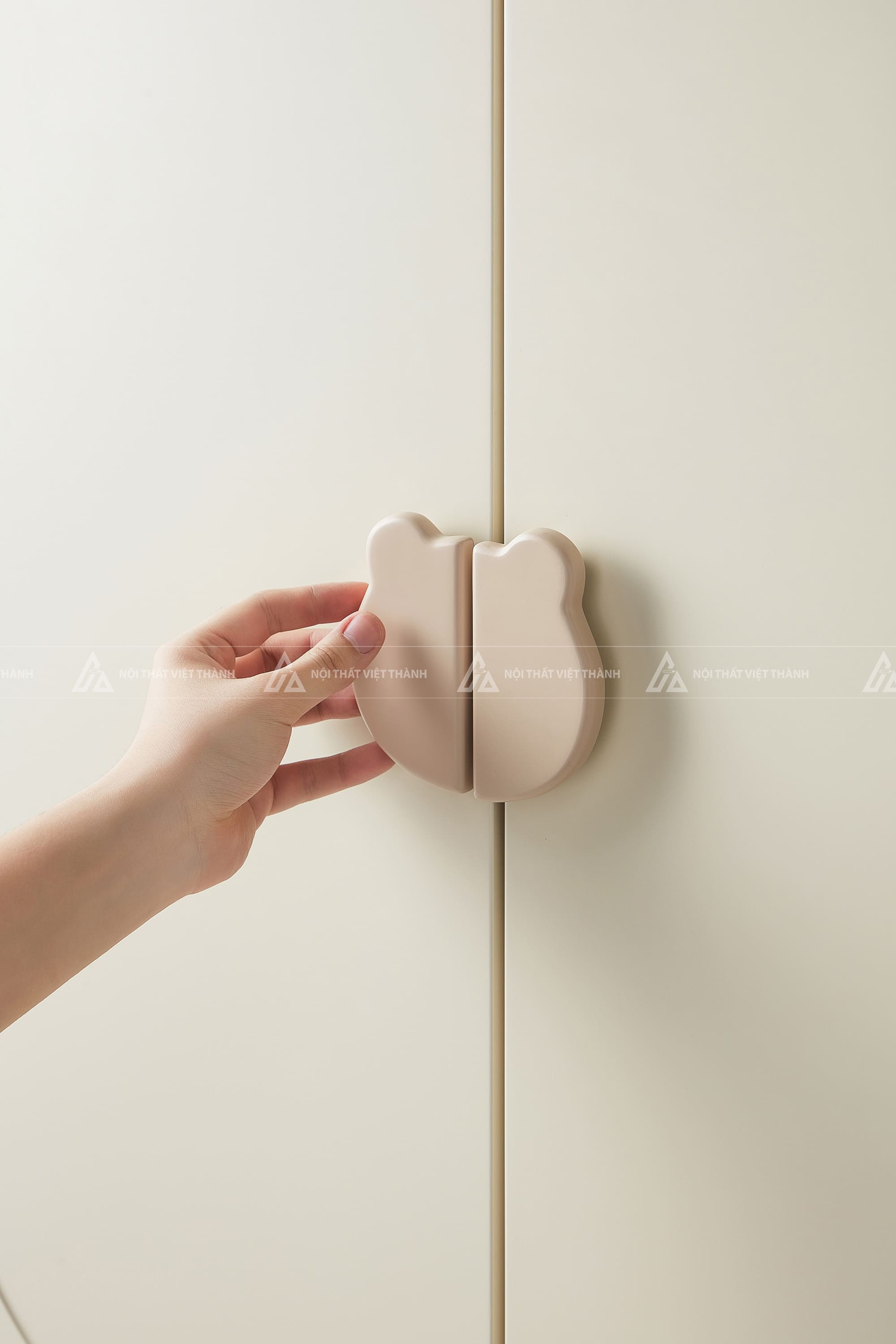 Tủ Quần Áo Trẻ Em 3 Cánh Màu Kem Có Ngăn Kéo Và Tay Cầm Hình Gấu Sang Trọng 4